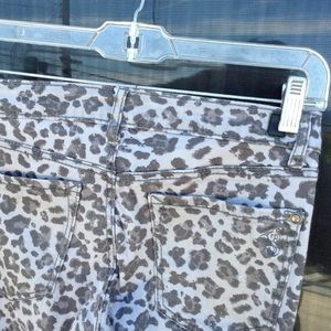 Jessica Simpson KISS Me jogging